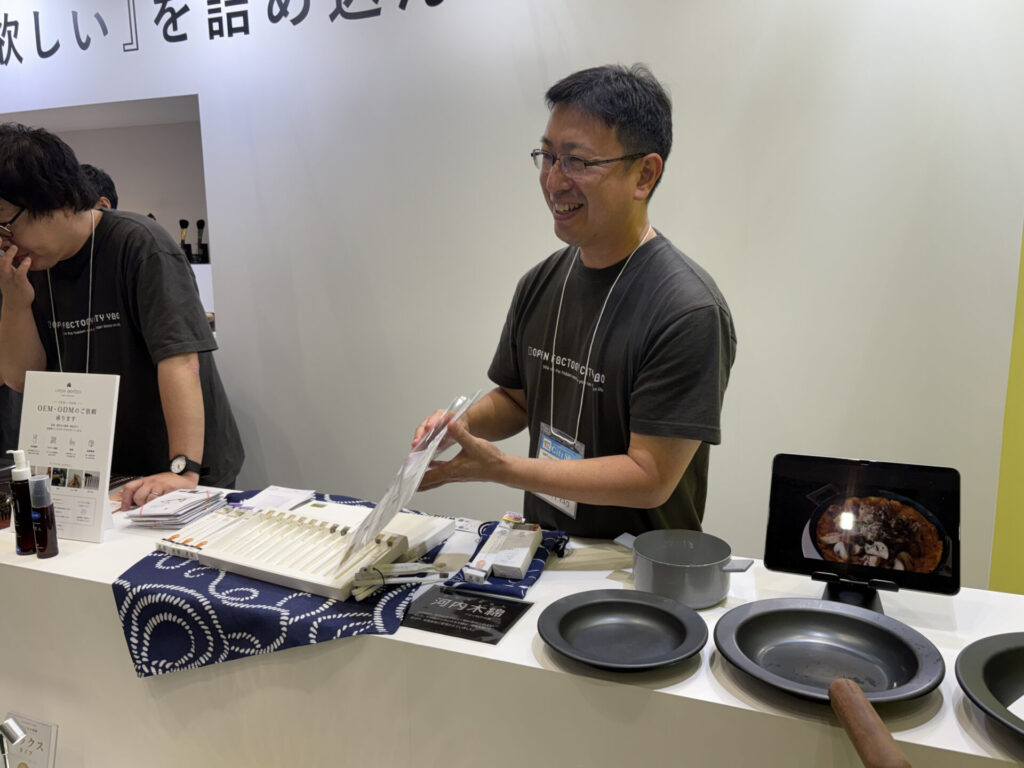 東京ギフト・ショー2026秋で展示商品を紹介する多葉刷子工業所のスタッフ