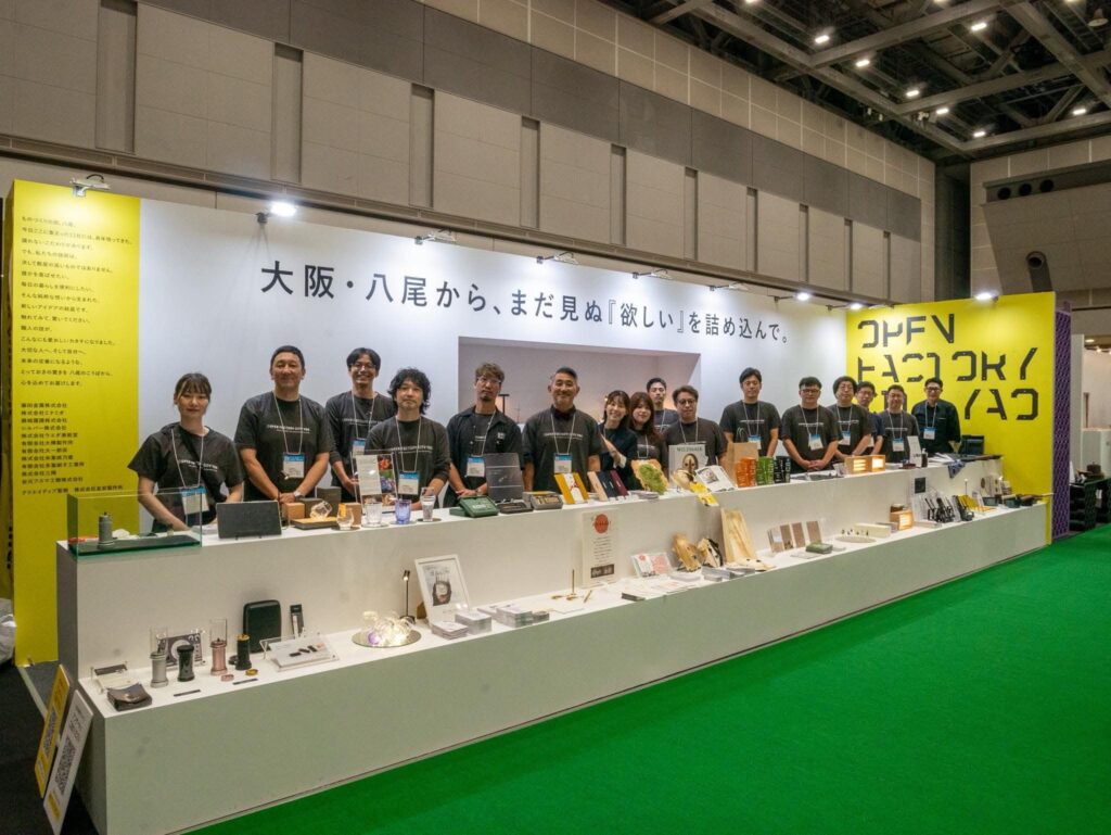 東京ギフト・ショー2026秋の八尾市共同出展ブースに並ぶ11社の展示商品と出展者